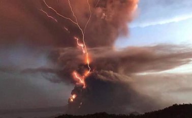 Los sismólogos de los servicios gubernamentales han detectado magma elevándose hacia el cráter mientras se sienten temblores cerca del volcán, cuya cima está iluminada por rayos. @DarlinGonzalez9