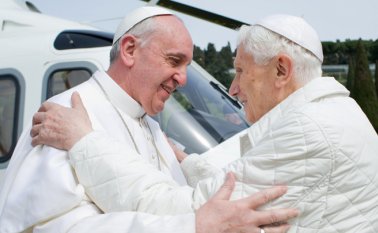 El papa emérito Benedicto XVI (derecha) reaccionó ante la posibilidad de que su sucesor Francisco (izquierda) apruebe la ordenación de hombres casados para regiones remotas. Archivo