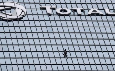 "La gente pasa 40 años de sus vidas trabajando como esclavos, a menudo en un trabajo que ni siquiera les gusta", dijo Alain Robert a la AFP, antes de comenzar su ascenso.