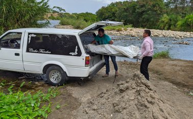 Hasta la trocha La Carbonera llegaron miembros de una funeraria a levantar el cadáver.
Mario Caicedo