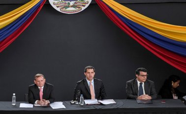 El líder de la oposición, Juan Guaidó, con los otros directivos del Parlamento de Venezuela, que no pudieron sesionar ayer en su sede oficial porque se lo impidió el gobierno. AFP