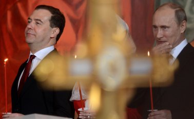 Dimitri Medvedev (izquierda) presentó la renuncia, un inesperado anuncio, tras el discurso del jefe de Estado en el que propuso reformas constitucionales. AFP