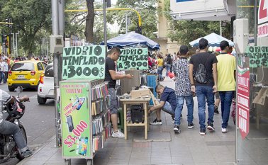 Las ventas ambulantes se han concentrado a lado y lado de la calle 10 entre avenidas 3, 4 y 5, al igual que a lo largo de la calle 11 y la avenida 5 entre calles 11 y 12. Algunos ciudadanos rechazaron la invasión de estos nuevos espacios. Alfredo Estévez /La Opinión
