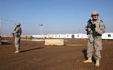 Desde fines de octubre han sido disparados decenas de cohetes contra bases iraquíes que albergan a soldados estadounidenses, matando a un subcontratista norteamericano, el 27 de diciembre. Estados Unidos acusa a facciones armadas iraquíes pro-Irán de estar detrás de estos ataques. AFP