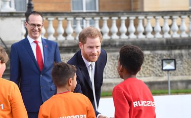 El príncipe Harry, duque de Sussex, de Gran Bretaña, saluda y conversa con los niños
de la escuela antes del sorteo de la Copa Mundial de la Liga de Rugby 2021 en el Palacio
de Buckingham en Londres. AFP