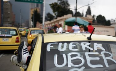 En varios ocasiones en Bogotá, los taxistas protestaron por la operación de la compañía. Archivo