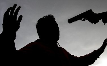 Los homicidas le dejaron un letrero a cada uno de los cadáveres que decían: por vicioso y expendedor de vicio. Tomada de internet