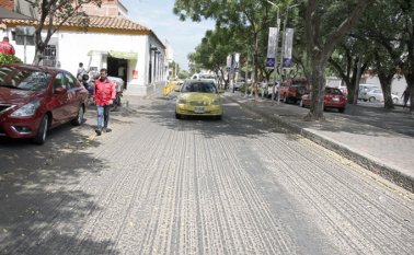 En varios tramos quedó inconclusa la pavimentación de la avenida Cero, la cual tampoco fue señalizada.
Mario Caicedo