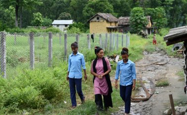 Asha Charti Karki (centro), quien se casó a los 16 años de edad, enseña a las niñas sobre la importancia de la educación en Barahataal, en el distrito Surkhet de Nepal. AFP