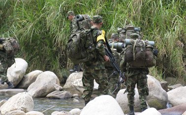 Según las denuncias, con lista en mano, portando armas y cubriéndose el rostro con capuchas, los desconocidos llegaron preguntando por varios campesinos de las diferentes veredas.
Colprensa
