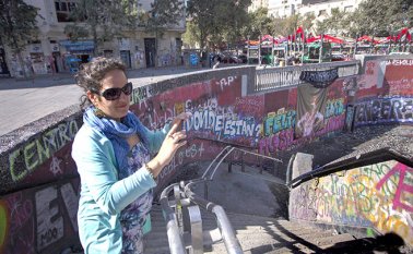 Frente a la Plaza Italia unos 20 turistas buscan mostrar el simbolismo en los murales y los grafitis. 
 AFP