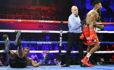 El pugilista colombiano Eléider Álvarez derrotó por la vía rápida al estadounidense Michael Seals. Twitter/ Mikey Williams/ Top Rank