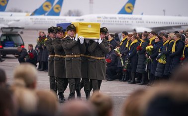 En el aeropuerto de la capital ucraniana fueron recibidos los féretros con los restos de las víctimas
del avión comercial que fue derribado por misiles en territorio iraní. AFP