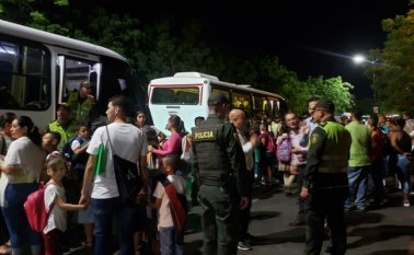 El inicio de la jornada escolar estuvo marcado por el transporte binacional, que prácticamente madrugó para movilizar a cerca de 300 niños desde Ureña hasta diferentes colegios de Cúcuta. Cortesía