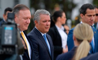 El secretario de Estado de Estados Unidos, Mike Pompeo (izquierda), el presidente colombiano Iván Duque (centro) y el líder de la oposición venezolana, Juan Guaidó, caminan durante la inauguración de la Conferencia Ministerial Hemisférica de Lucha contra el Terrorismo en Bogotá. AFP