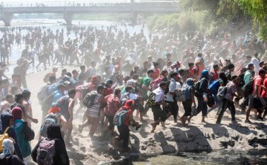Migrantes centroamericanos, en su mayoría hondureños, que viajan en caravana a EEUU, cruzan el río Suchiate, la frontera natural entre Guatemala y Ciudad Hidalgo, México. AFP