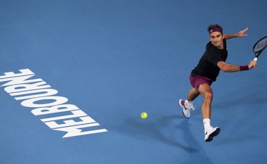 Roger Federer comenzó con el pie derecho su participación en el Abierto de Australia. El suizo se impuso ante el estadounidense Steve Johnson por 6-3, 6-2 y 6-2. AFP
