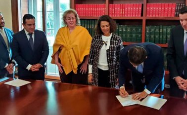 Firma de un ‘memorando de entendimiento’. Cortesía