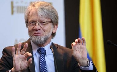 A Mockus lo señalan de haber celebrado contratos con la Corporación Visionarios y la Gobernación de Cundinamarca, mientras él fungía como representante legal de la entidad.
 Colprensa