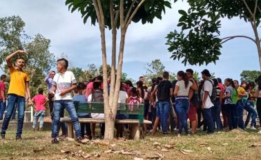 A esta hora se encuentran jóvenes y padres de familia exigiendo mejor educación para el programa Telesecundaria del Hogar Juvenil Campesino. Buenas Buenas Tibú