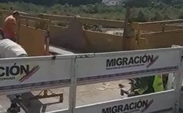 Quienes transitaban por el puente se resguardaban a escuchar los disparos. Captura de video