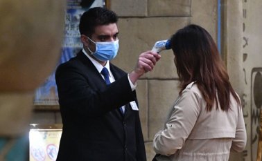 Gabriel Leung, profesor titular de medicina de salud pública en la Facultad de Medicina de la Universidad de Hong Kong, habla sobre el alcance del brote de coronavirus de Wuhan en China, durante una conferencia de prensa en Hong Kong. AFP