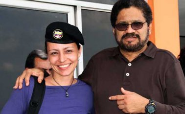 Tanja Nijmeijer junto a Iván Márquez, el exjefe de las Farc que volvió a las armas. Colprensa