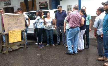 Los comerciantes están ubicados a una lado de la vía. Rayner Lizarazo