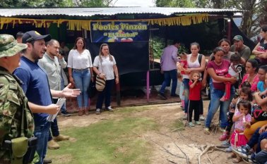 El secretario de gobierno, Juan Felipe Corzo, dialoga aquí con la comunidad de la vereda Las Timbas.
Cortesía