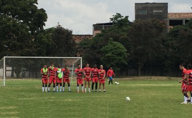 El rojinegro no podrá contar con la dirección de Jairo ‘El Viejo’ Patiño ni del extremo Jean Pineda, porque pagarán fecha de suspensión pendiente del año pasado.
Cúcuta Deportivo