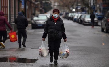 El uso del tapabocas es una de las medidas preventivas. AFP