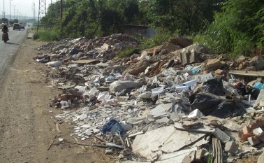 Tras ser declarada la caducidad el contrato de concesión de la escombrera municipal, muchas zonas verdes de occidente y del norte de la ciudad sirven ahora para la disposición de escombros. Orlando Carvajal