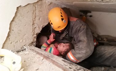 Hallan niña sobreviviente en Turquía. AFP