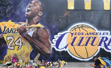 En Los Ángeles, Estados Unidos, miles de aficionados se han reunido en diferentes puntos para homenajear a la leyenda del baloncesto, Kobe Bryant, con arreglos florales, camisetas y balones.  AFP