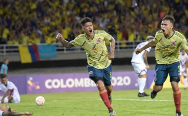 Jorge Carrascal y Ricardo Márquez celebran el tercer gol en el torneo logrado por el futbolista de River –dorsal 8 –, y llega a la cima de la tabla de artilleros. AFP