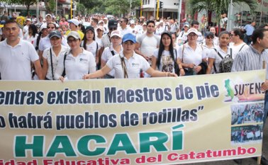 Con pancartas y arengas los maestros detuvieron el tráfico durante más de una hora que duró el recorrido y que además estuvo custodiado por la Policía para evitar contratiempos. Cortesía