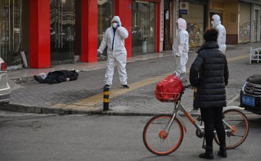 El cuerpo de un hombre muerto permaneció varias horas en una acera de Wuhan, la ciudad china epicentro de la epidemia de neumonía viral, antes de ser llevado por los servicios de emergencia.
AFP