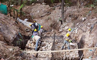 En la margen derecha de la quebrada se están construyendo canales para el agua lluvia y la canalización en bolsacreto, técnica que permite rellenar bolsas plásticas con concreto. Obando