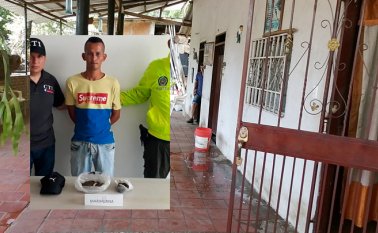 Aunque Calderón se defendió  con un palo (izquierda) murió cuando los atracadores le dispararon directo a la cara, quedando sin signos vitales de manera inmediata. Cortesía