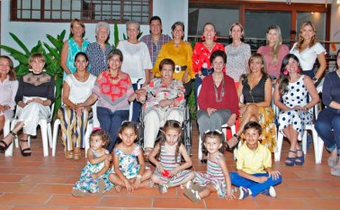 Norma hernández de arteaga, Nelly de Hernández, Elizabeth Hernández, Álvaro Hernández, Luz Adriana de Cabrales, Rocío de Ramírez, Lucía Eslava, Lina María Hurtado y María Angélica Hernández. Sentadas: María Cristina Carvajal, Mabel Hernández, Estefanía Colmenares Hernández, Martha Hernández de Colmenares, Josefa Valderrama, Martha Hernández Eslava, Maritza de Bahar, Liza Canal, María Jimena Assaf, Elena González Colmenares, Esther González Colmenares, María Antonia Salguero Assaf, María Elena Salguero Assaf y Nicolás Maldonado. La Opinión