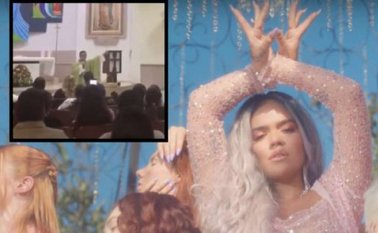 Varios asistentes siguieron al pie de la letra la estrofa que también cantó el sacerdote. Captura de video