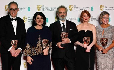 Los productores Callum McDougall, Pippa Harris, el director británico Sam Mendes, la escritora de cine británico Krysty Wilson-Cairns y la productora Jayne-Ann Tenggren posaron con sus galardones. AFP