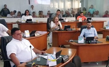 Concejales y veedores ciudadanos pidieron ayer explicaciones a la Cámara de Comercio de Cúcuta, entre ellas por el incremento del salario del presidente ejecutivo de la entidad. Orlando Carvajal
