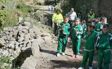 en pamplona, la Policía Ambiental, Corponor y estudiantes plantaron 30 árboles nativos en el sector Monteadentro. Cortesía