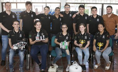 El equipo the last hope-tecnoacademica sena logró un cupo el open internacional.  Juan Pablo Cohen/La Opinión