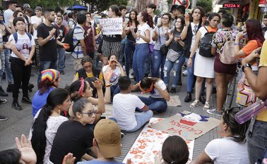 La joven denunció que los trabajadores del lugar no hicieron nada por ayudarlas. Juan Pablo Cohen/La Opinión