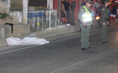 En un costado de la vía quedó Marialex Cristal Cardona Calderón, su cuerpo fue cubierto con una sábana. El caso ocurrió el viernes 3 de enero. Archivo La Opinión