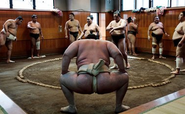 El sumo es considerado en Japón como un arte milenario donde sus practicantes son deportistas que a diario se entrenan. AFP