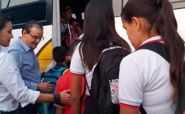 El gobernador Silvano Serrano y la secretaria de Educación, Laura Cáceres, madrugaron a acompañar a los estudiantes. Cortesía