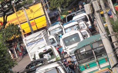 Escenas como estas se repiten a diario en el centro de la ciudad porque todas las rutas de bus urbano confluyen a esta zona. Los trancones son el pan diario. Archivo La Opinión
